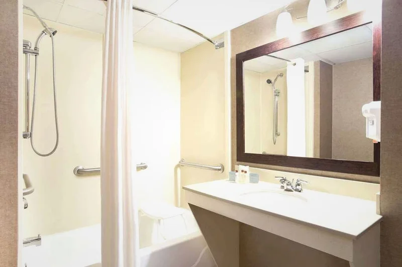 Hotels with jacuzzi in room in Garner