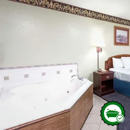 Hotels with jacuzzi in room in Girard