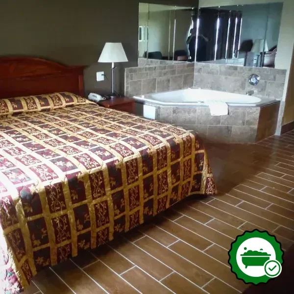 Hotels with jacuzzi in room in Grand Rapids