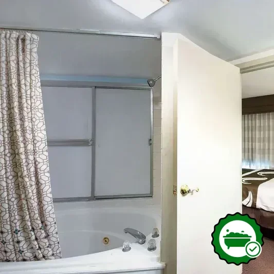 Hotels with jacuzzi in room in Grasonville