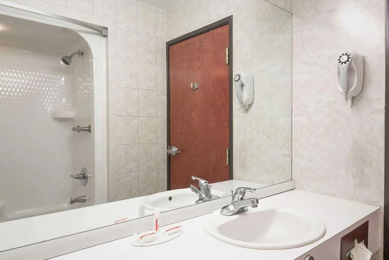 Hotels with jacuzzi in room in Grayson