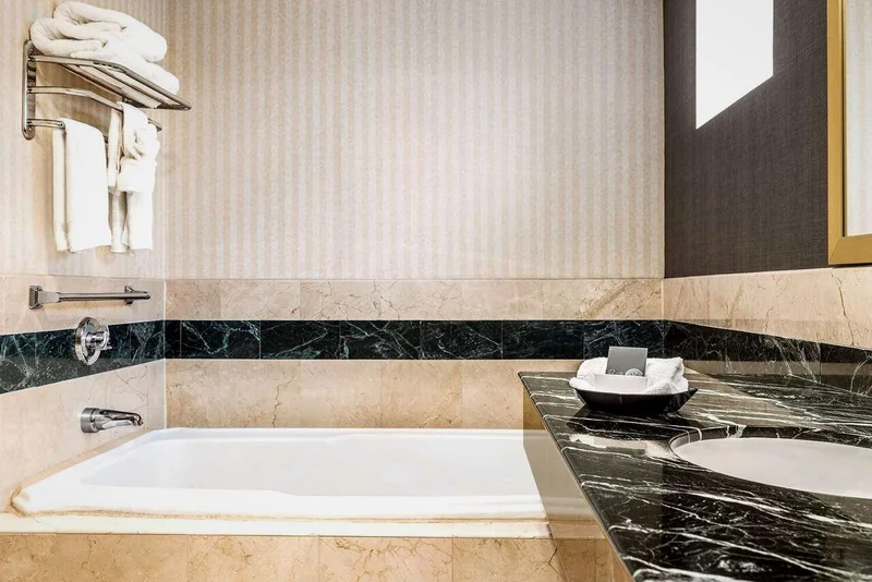 Hotels with jacuzzi in room in Great Neck