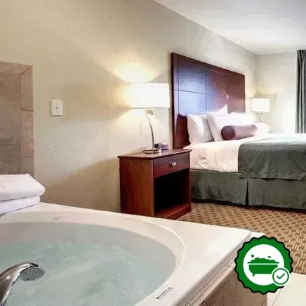 Hotels with jacuzzi in room in Harborcreek