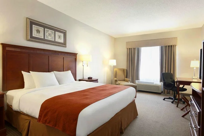 Hotels with jacuzzi in room in Harrisonburg