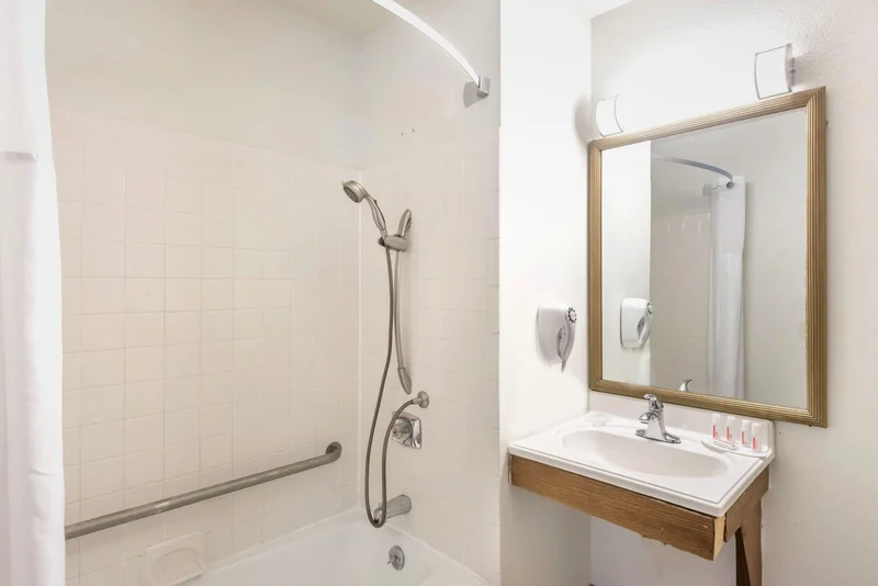 Hotels with jacuzzi in room in Hartford