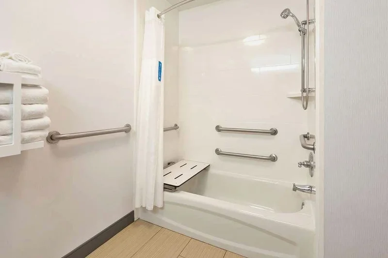 Hotels with jacuzzi in room in Hebron