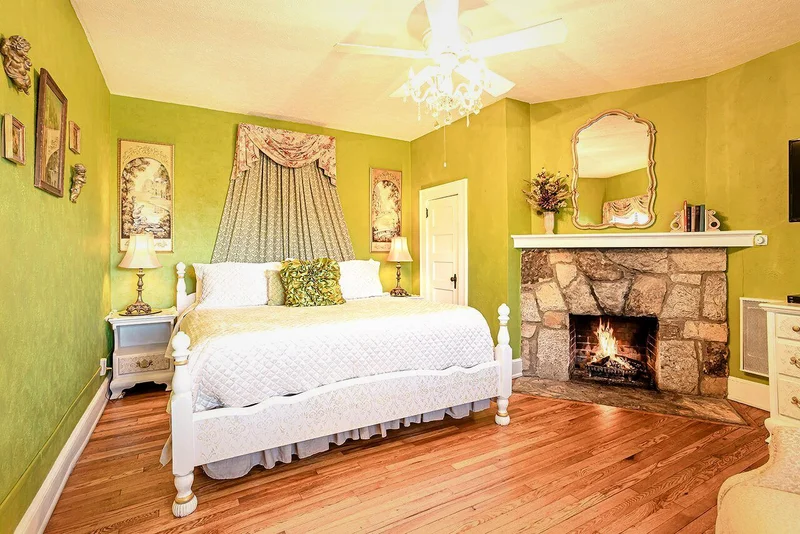 Hotels with jacuzzi in room in Hendersonville