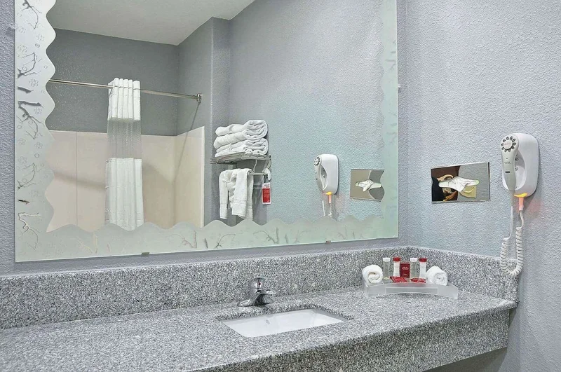 Hotels with jacuzzi in room in Hewitt
