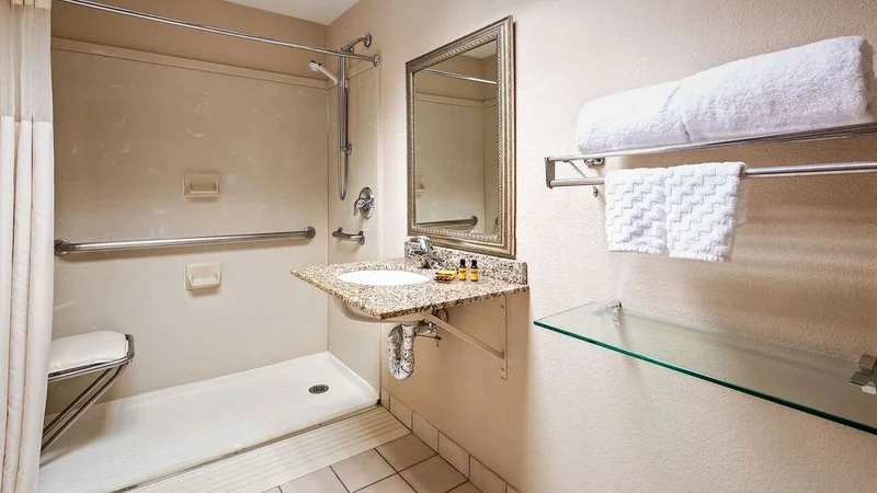 Hotels with jacuzzi in room in Hillside