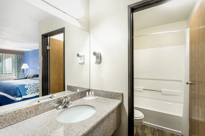 Hotels with jacuzzi in room in Holbrook