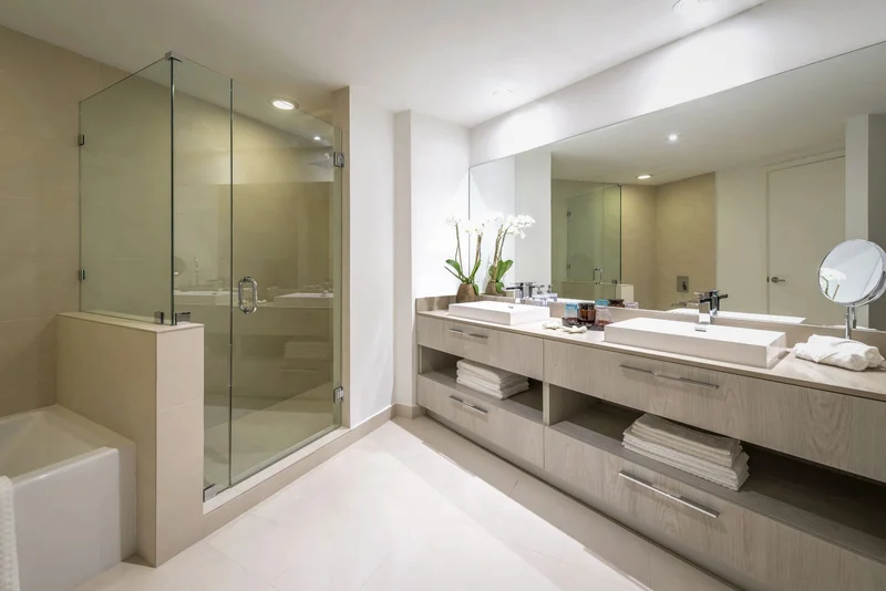 Hotels with jacuzzi in room in Hollywood
