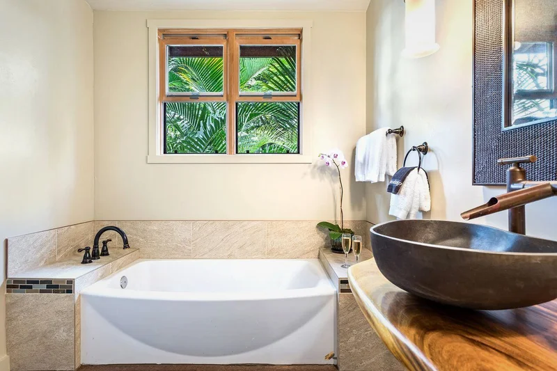 Hotels with jacuzzi in room in Holualoa