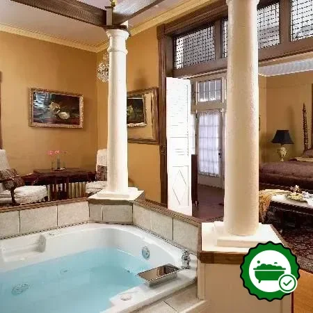 In-room jacuzzi at 1890 Williams House Inn in Hot Springs