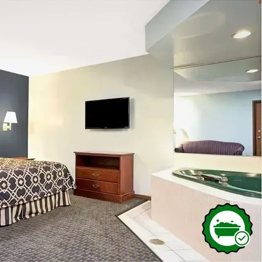 Hotels with jacuzzi in room in Hudson