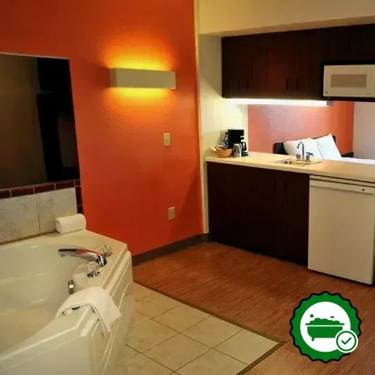 Hotels with jacuzzi in room in Huron