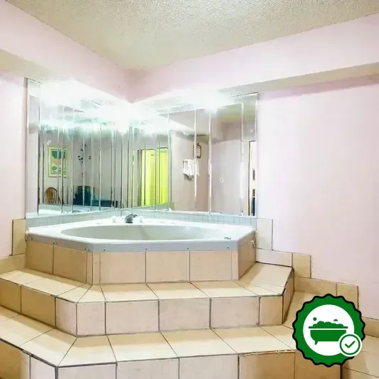 Hotels with jacuzzi in room in Hutchinson