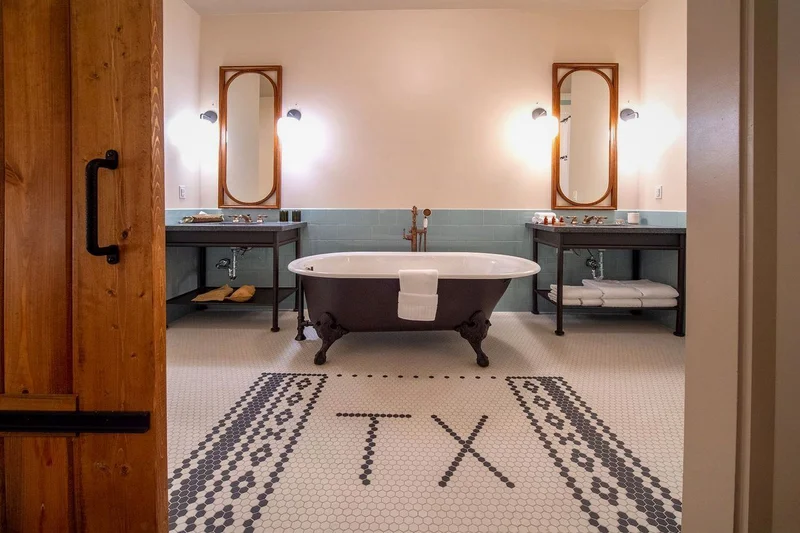 Hotels with jacuzzi in room in Irving