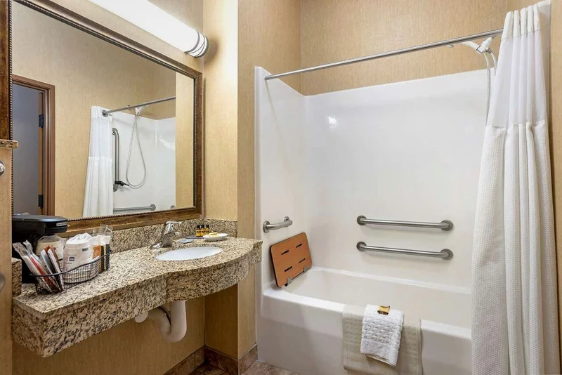 Hotels with jacuzzi in room in Jefferson City