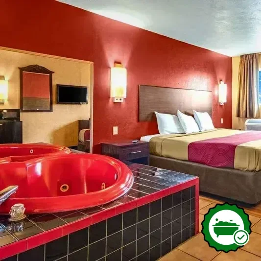 In-room jacuzzi at Econo Lodge Kent - Akron West in Kent