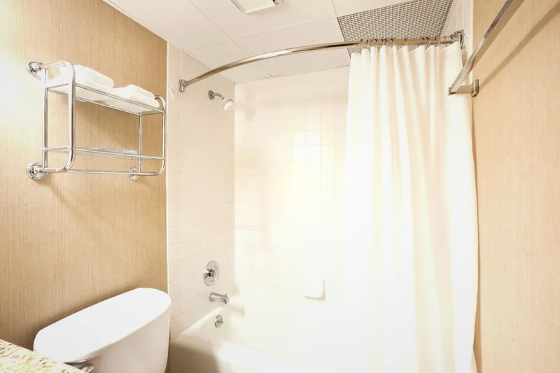 Hotels with jacuzzi in room in La Crosse