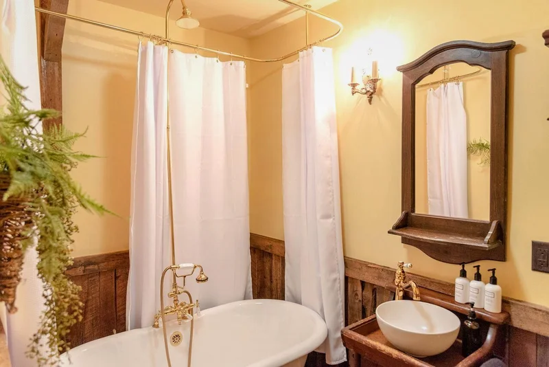 Hotels with jacuzzi in room in Lake George