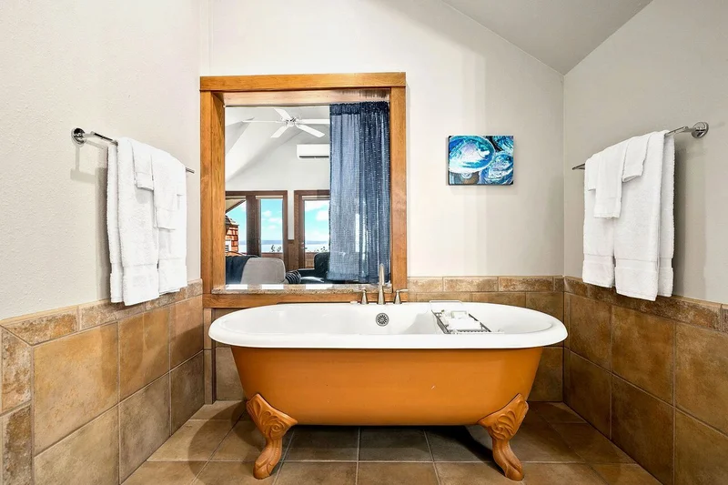 Hotels with jacuzzi in room in Langley