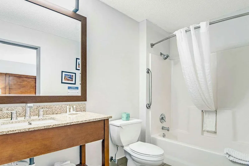 Hotels with jacuzzi in room in Lansing