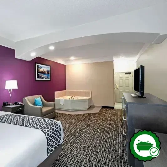 Hotels with jacuzzi in room in Latham