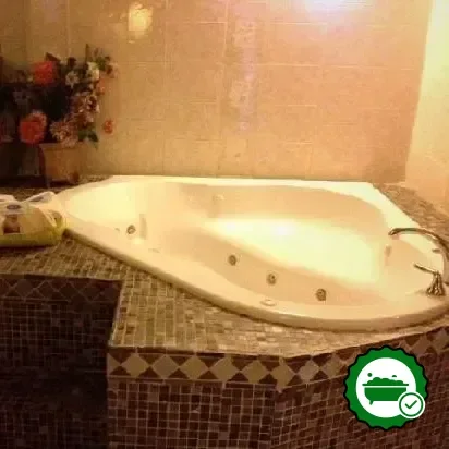 Hotels with jacuzzi in room in Lawrence