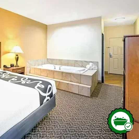 Hotels with jacuzzi in room in Lawton