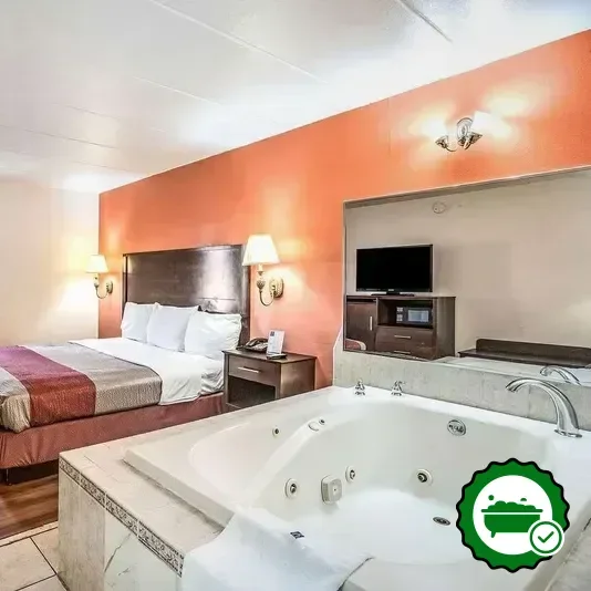 Hotels with jacuzzi in room in Levittown