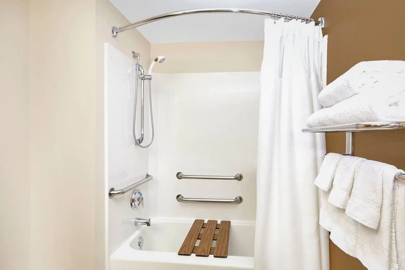 Hotels with jacuzzi in room in Lombard