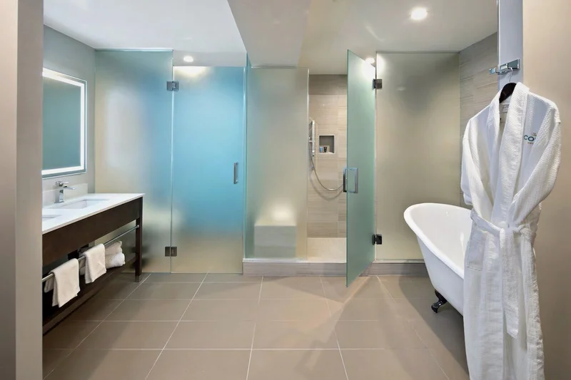 Hotels with jacuzzi in room in Long Beach