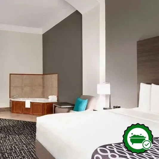 Hotels with jacuzzi in room in Longview
