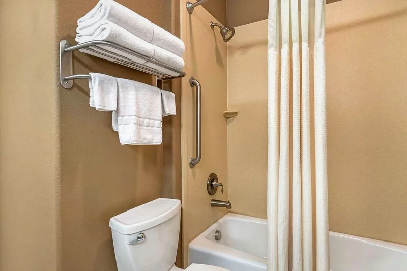 Hotels with jacuzzi in room in Lytle