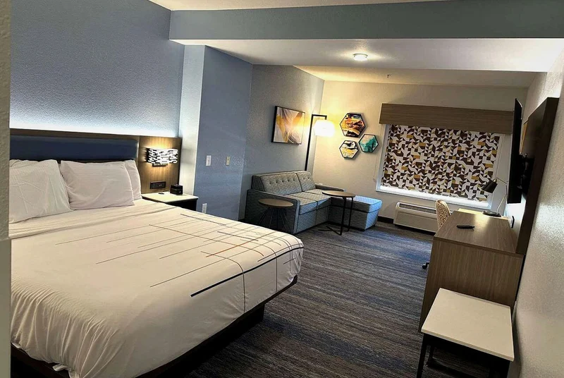 Hotels with jacuzzi in room in Macon