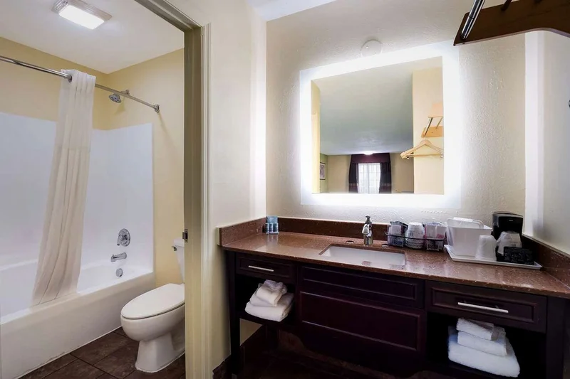 Hotels with jacuzzi in room in Manning