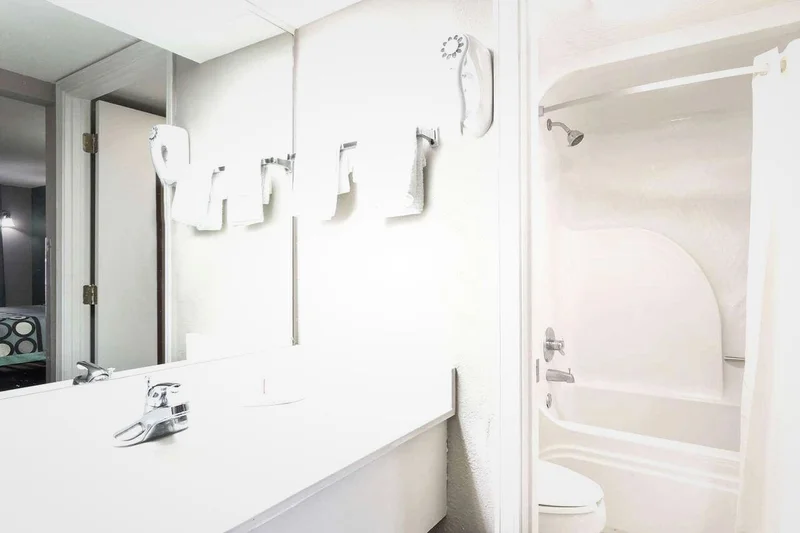 Hotels with jacuzzi in room in Marianna