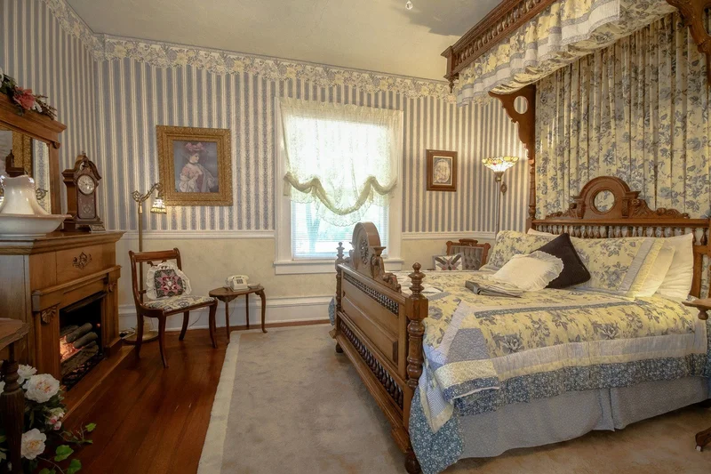 Hotels with jacuzzi in room in Marshfield