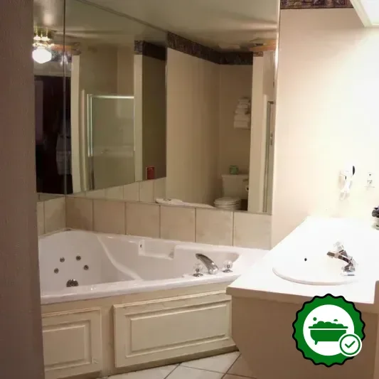Hotels with jacuzzi in room in Mathis