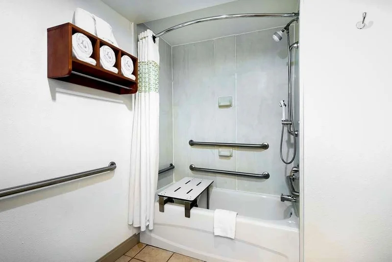 Hotels with jacuzzi in room in Max Meadows