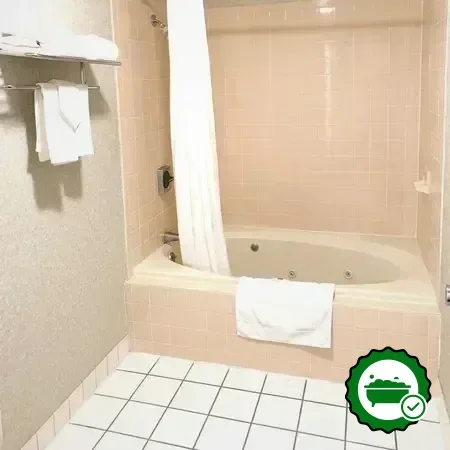 Hotels with jacuzzi in room in Mcgraw