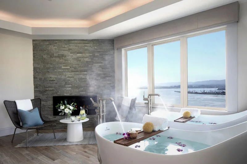 Hotels with jacuzzi in room in Monterey
