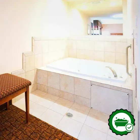 Hotels with jacuzzi in room in Mount Airy