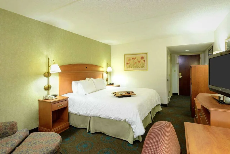 Hotels with jacuzzi in room in Mount Vernon