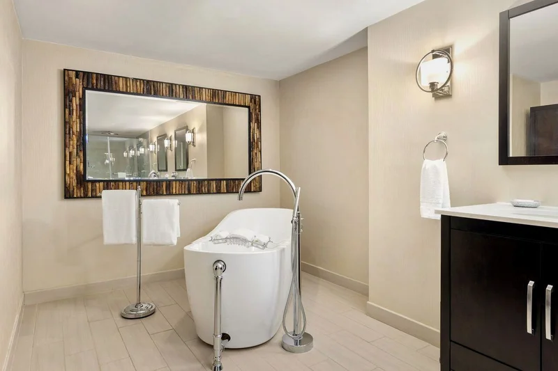 Hotels with jacuzzi in room in Nashua