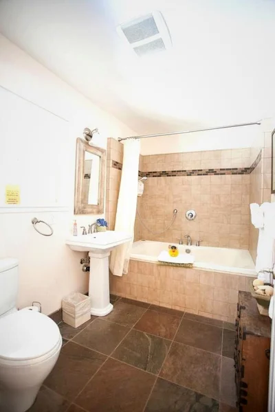 Hotels with jacuzzi in room in Nevada City