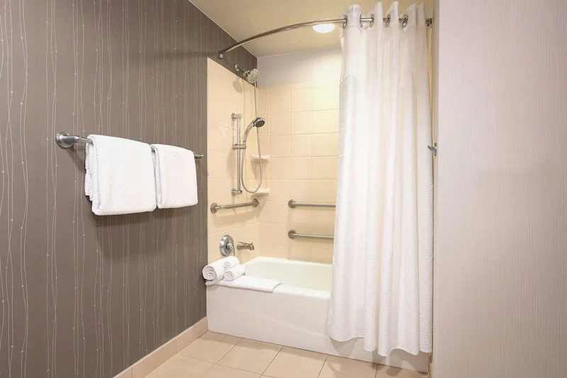 Hotels with jacuzzi in room in Newark