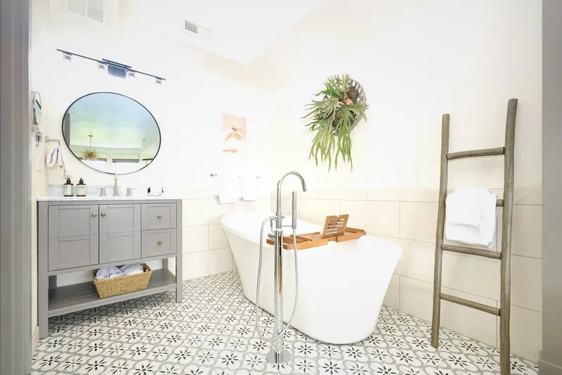 Hotels with jacuzzi in room in Newberg