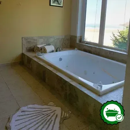 Hotels with jacuzzi in room in Newport